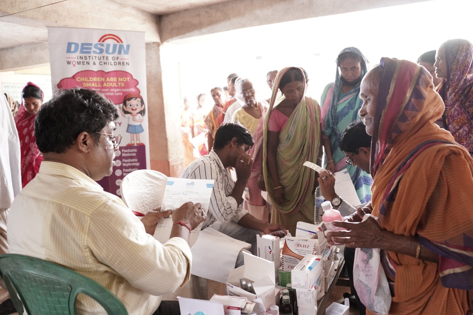 ডিসান হাসপাতাল বন্যাক্রান্ত খানাকুলের শত শত বাসিন্দার জন্য বিনামূল্যে স্বাস্থ্য পরীক্ষা শিবিরের আয়োজন করেছে