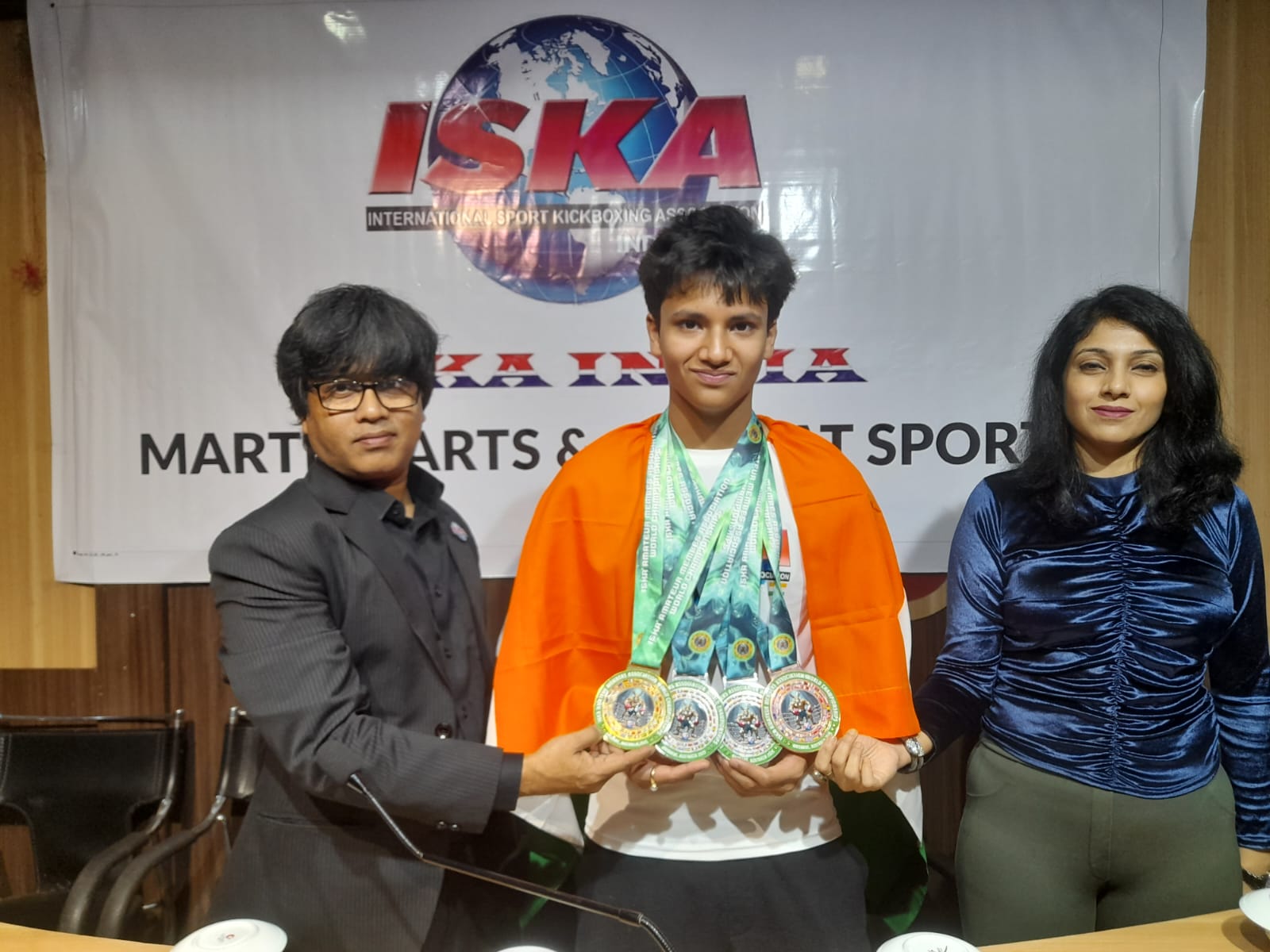 কলকাতার ১৪ বছর বয়সী কিকবক্সিং তারকা সামান্যু সুরেকা….